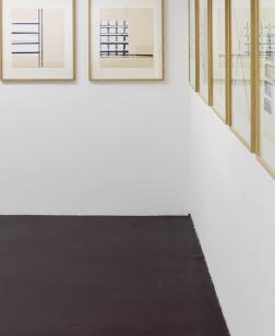 Salle d'exposition avec cadres aux murs.