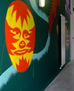 Couloir menant sur l'extérieur avec mur peint.