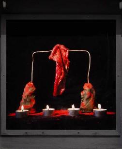 Œuvre s'ouvrant sur une petite installation.