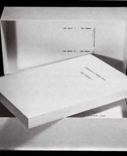 Livre sur une boite.