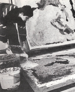 Photographie en noir et blanc de la création d'une toile.