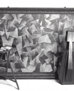 Œuvre en 3D, un tableau, un violon, un trépied et une table.