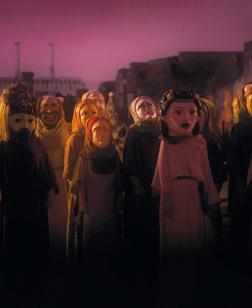 Extrait du film de Wael Shawky "I Am Hymns of The New Temples". Vue sur un regroupement de personnages regardant vers la camera. 