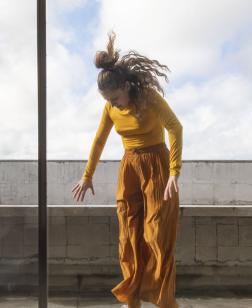 Gerard & Kelly, Clockwork, 2018. Vue de la performance : Appartement-atelier Le Corbusier, Paris. Julia Eichten. Photo: Martin Argyroglo. © Adagp Paris, 2026.