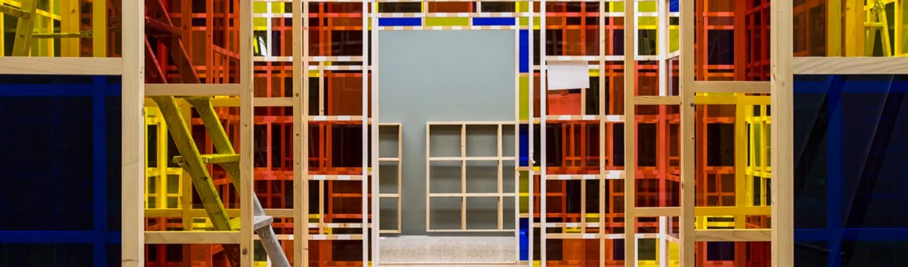 Buren, œuvre en métal et en verre. En plein chantier.