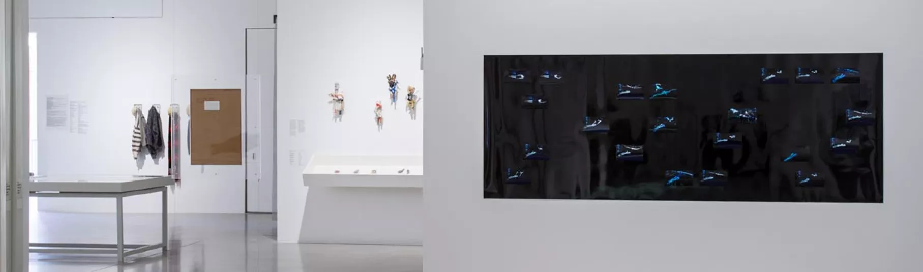 Photographie d'une salle d'exposition d'art brut du musée.
