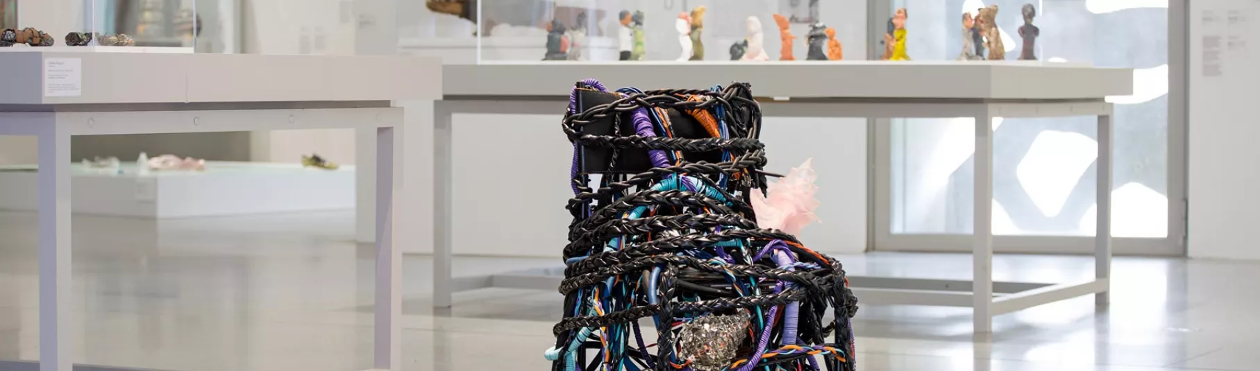 Photographie d'une salle d'exposition d'art brut du musée.
