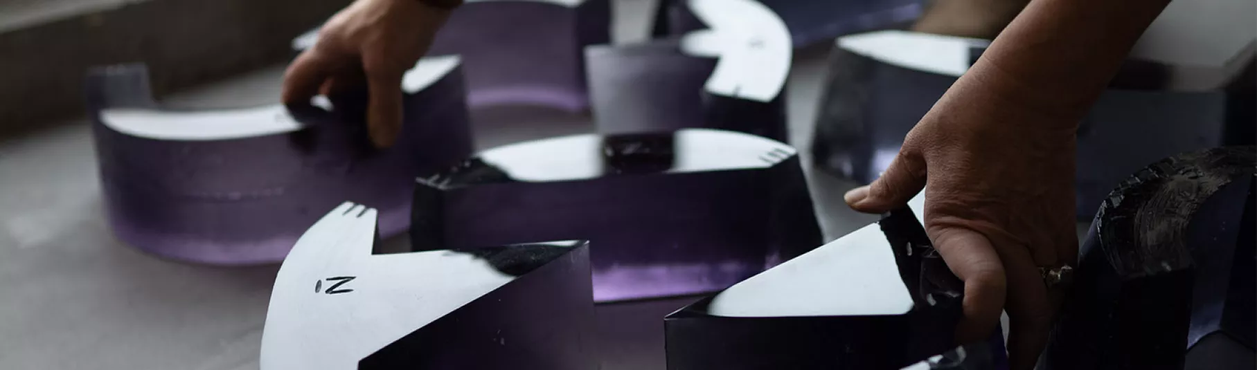 Agnès Thurnauer, installation d'œuvre au sol.