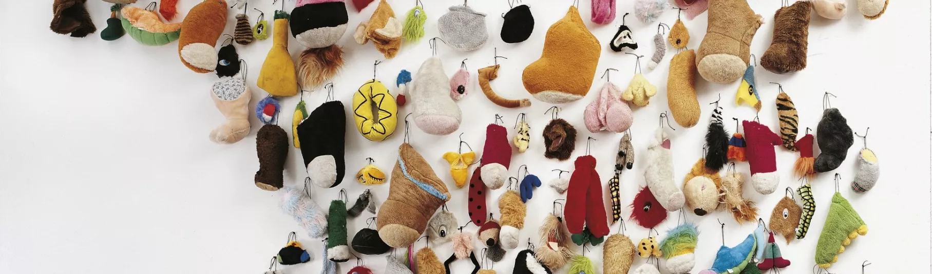 "Faire des cartes de France" d'Annette Messager, faites avec des morceaux de peluches.