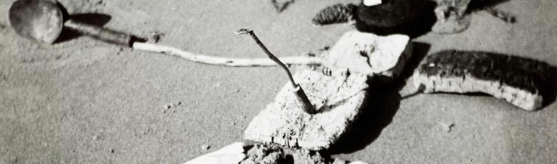 Photographie en noir et blanc d'une composition artistique. Les objets représentés compose la forme d'un corps.