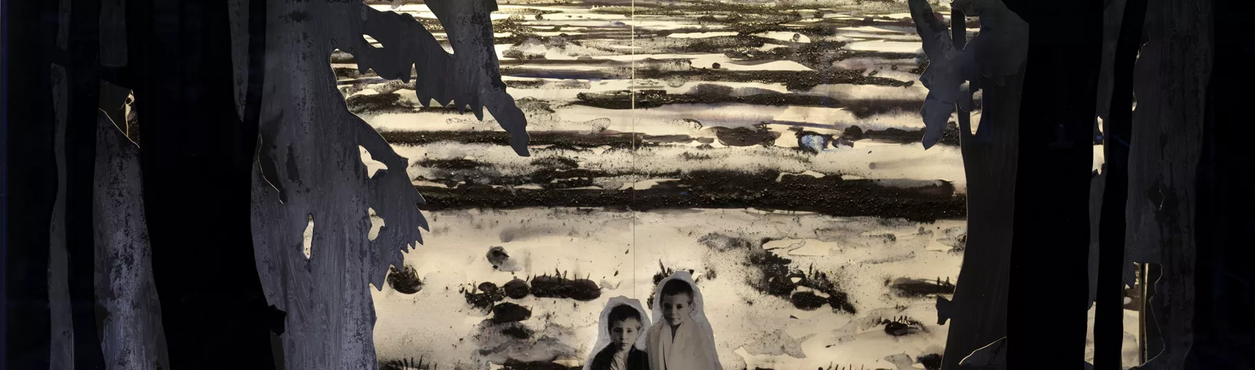 Diorama avec deux enfants et des marécages en arrière plan. 