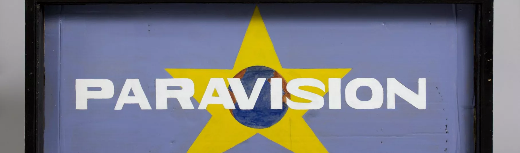 Logo de Paravision, réalisé en carton. Œuvre de Guy Brunet.