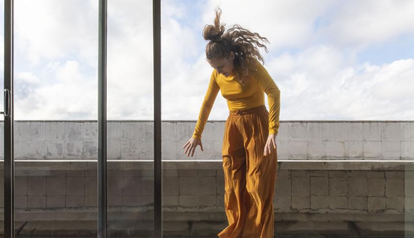 Gerard & Kelly, Clockwork, 2018. Vue de la performance : Appartement-atelier Le Corbusier, Paris. Julia Eichten. Photo: Martin Argyroglo. © Adagp Paris, 2026.