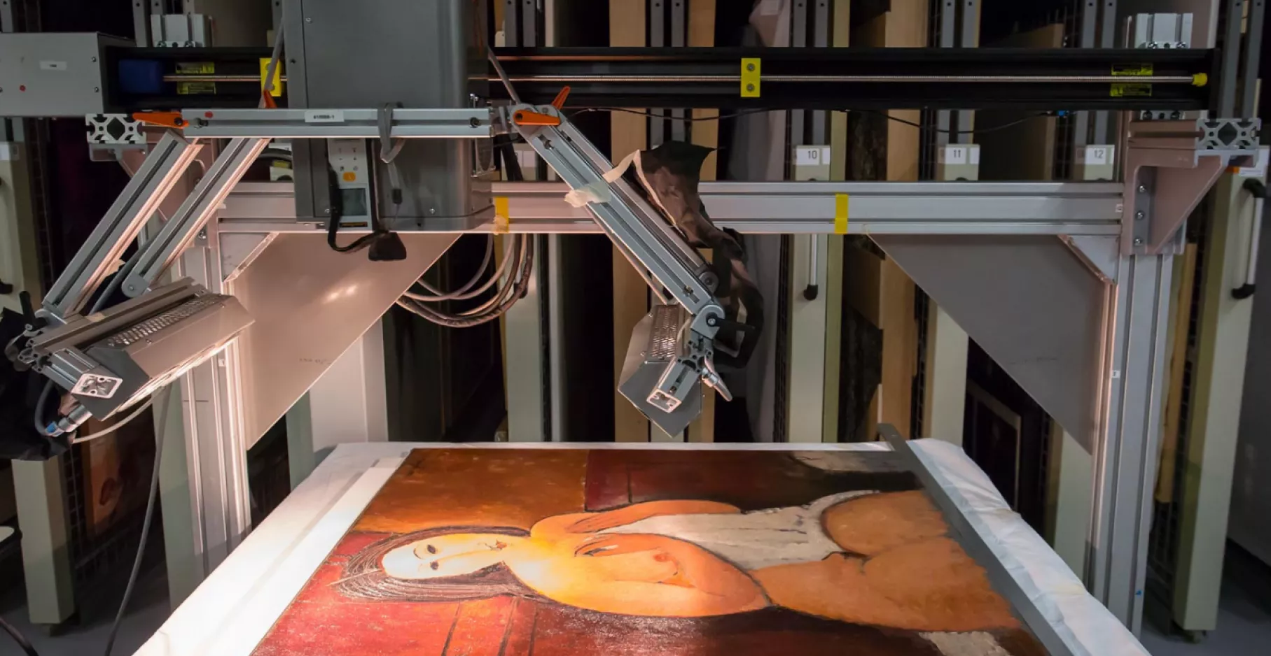 Toile de Modigliani qui passe sous un scanner.