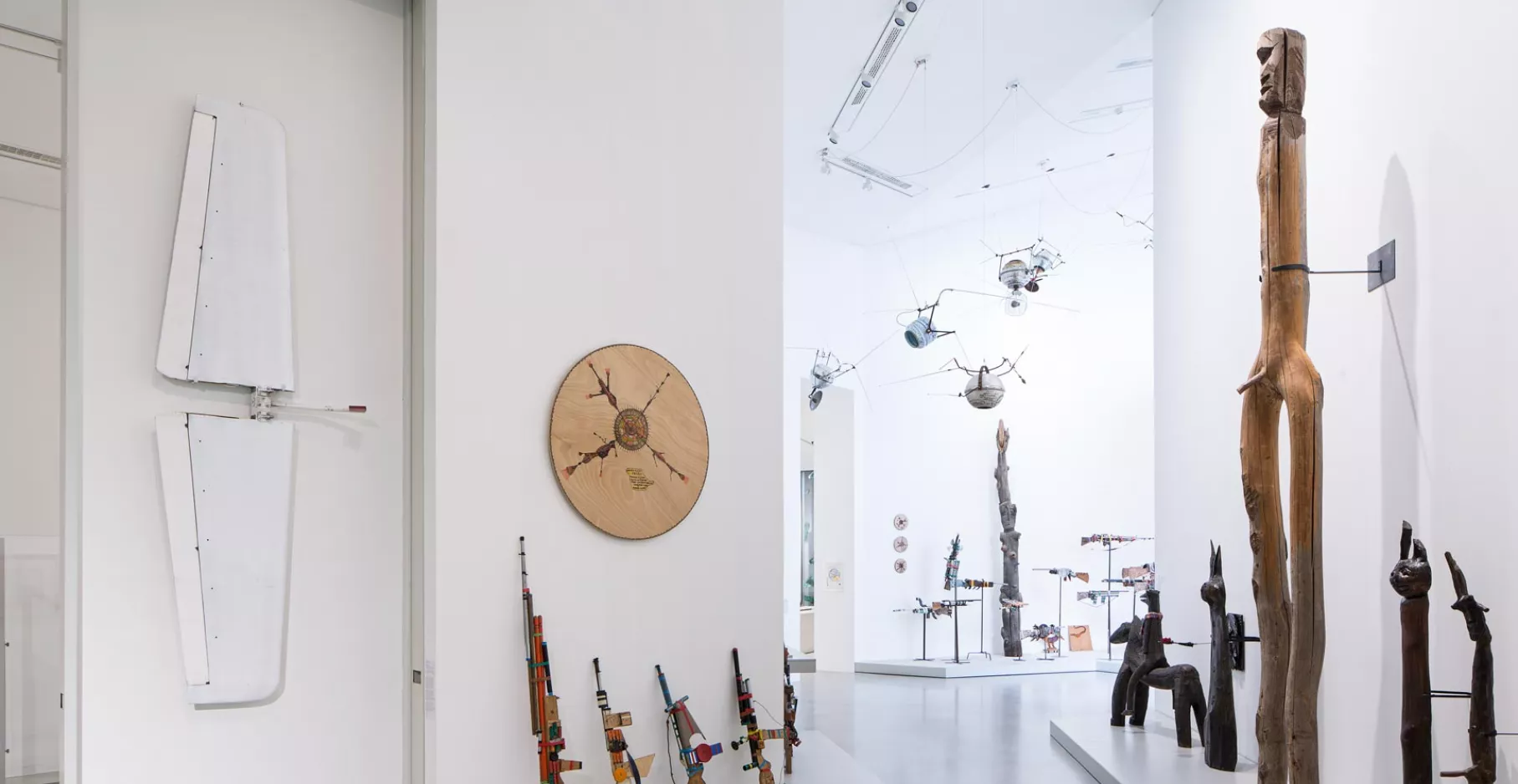 Photographie d'une salle d'exposition d'art brut du musée.