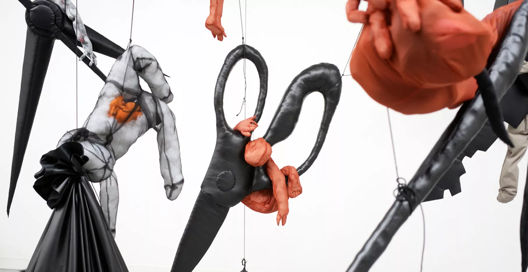 Exposition "Annette Messager. Comme si", œuvre plastique suspendu.