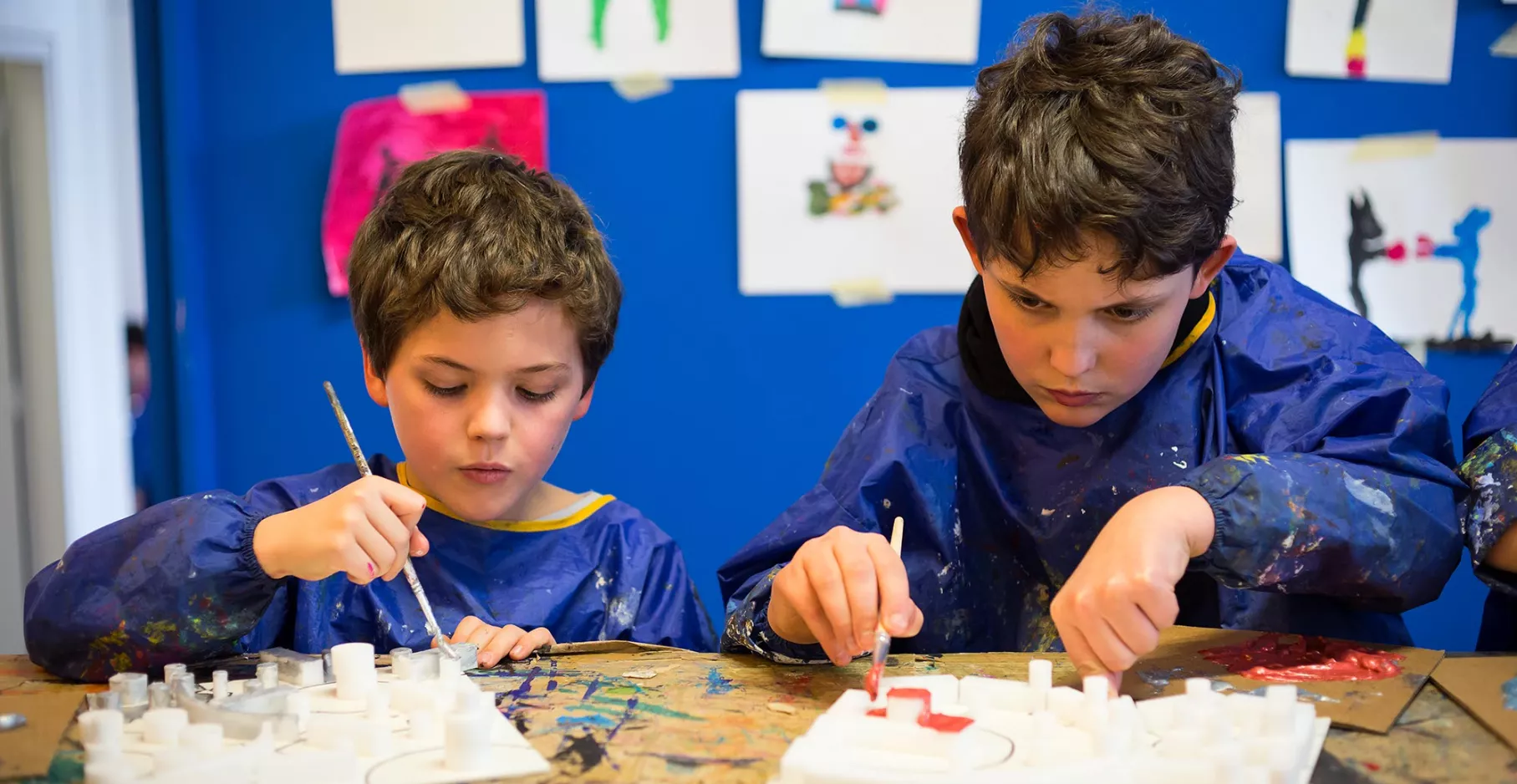 Enfants dans un atelier vacances.