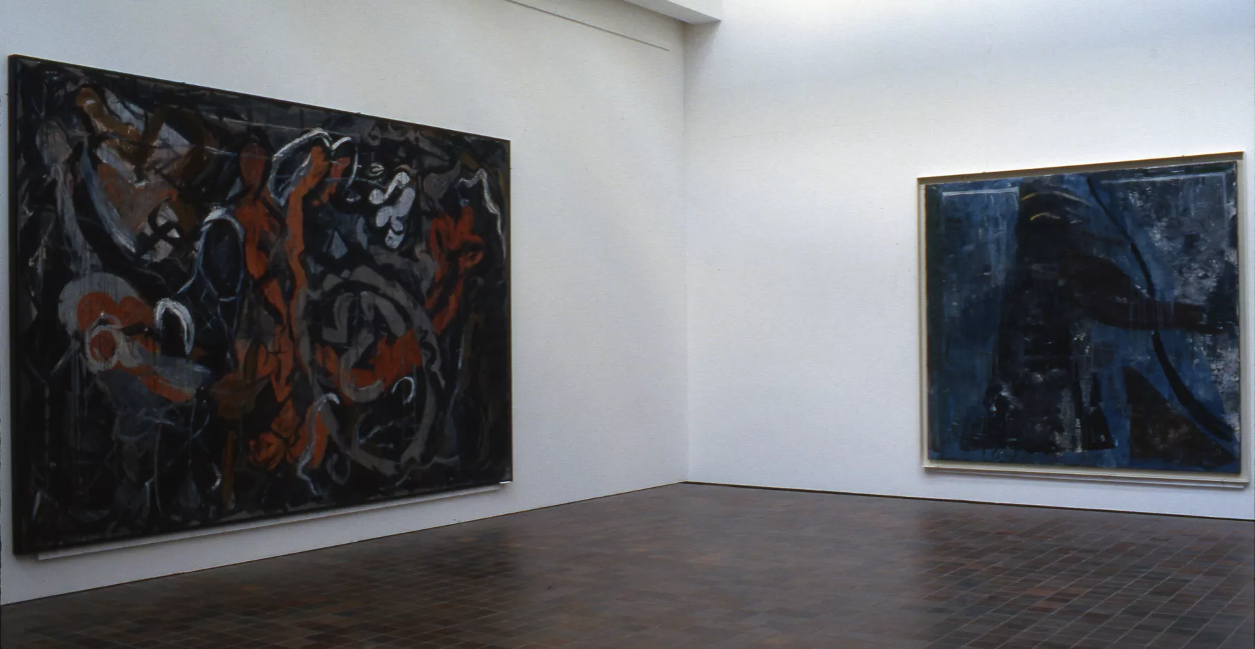 Salle d'exposition du musée présentant deux toiles.