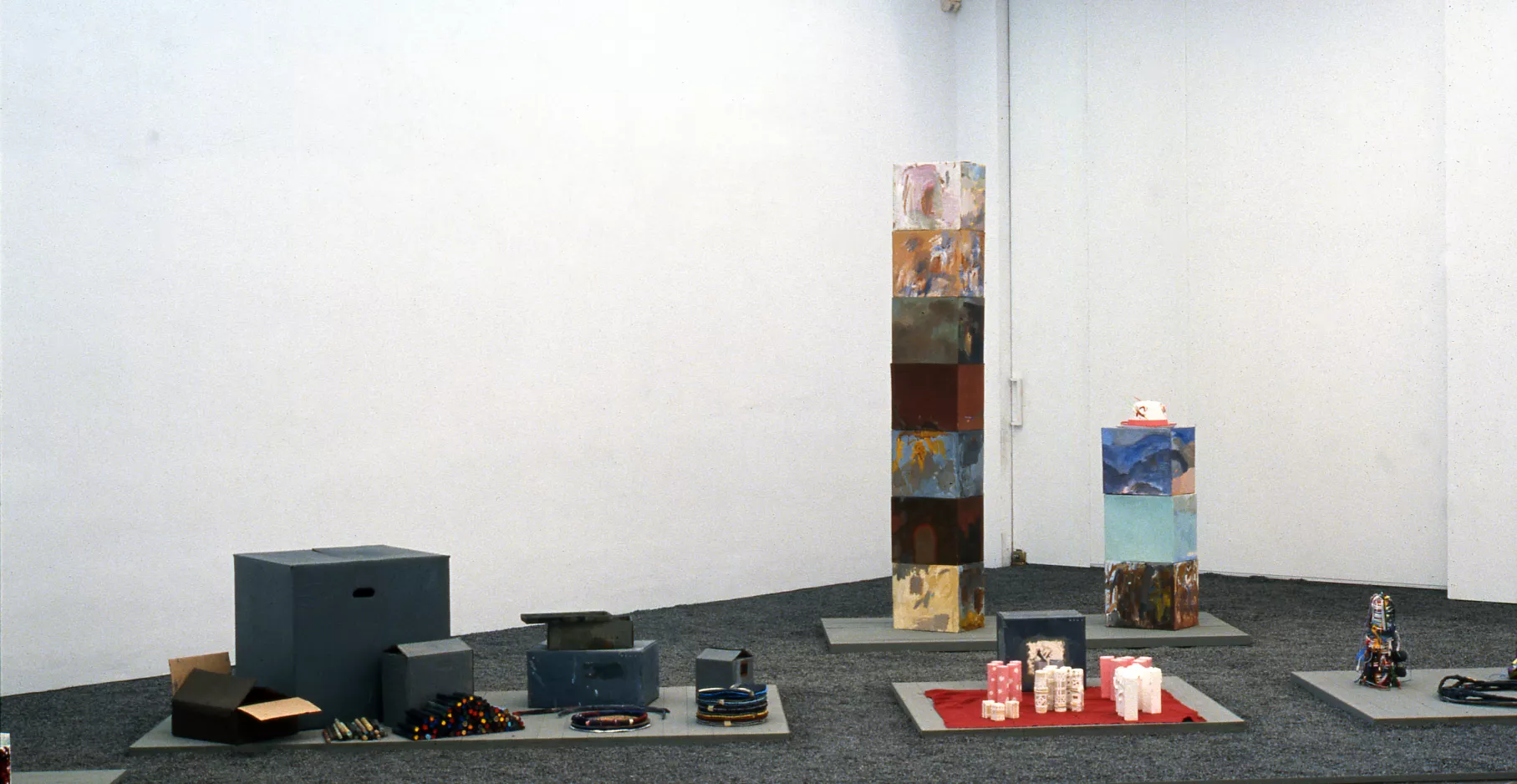 Salle d'exposition présentant des œuvres sculpturales.