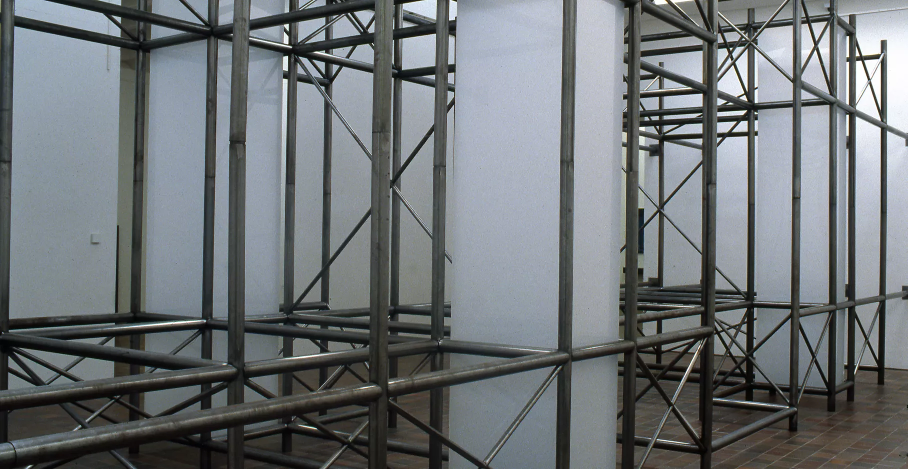 Structure métallique dans une salle d'exposition.