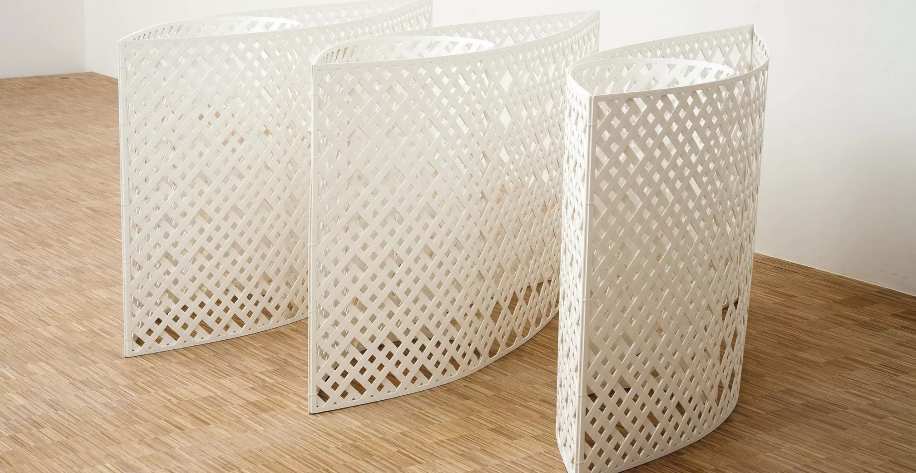 Sculptures blanche en forme d'amandes.