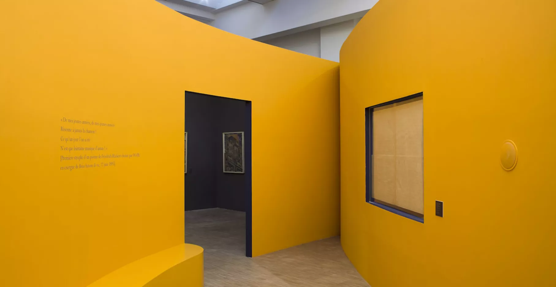 Couloir d'exposition jaune.