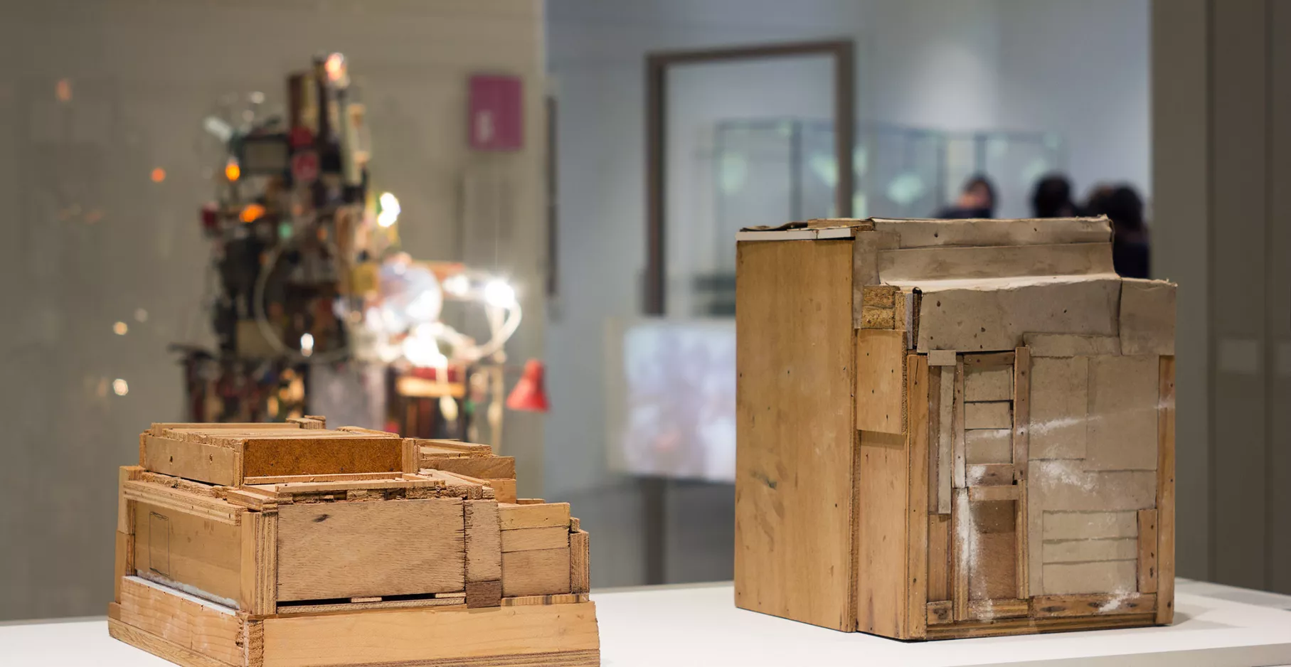 Vitrine présentant des sculptures en bois.