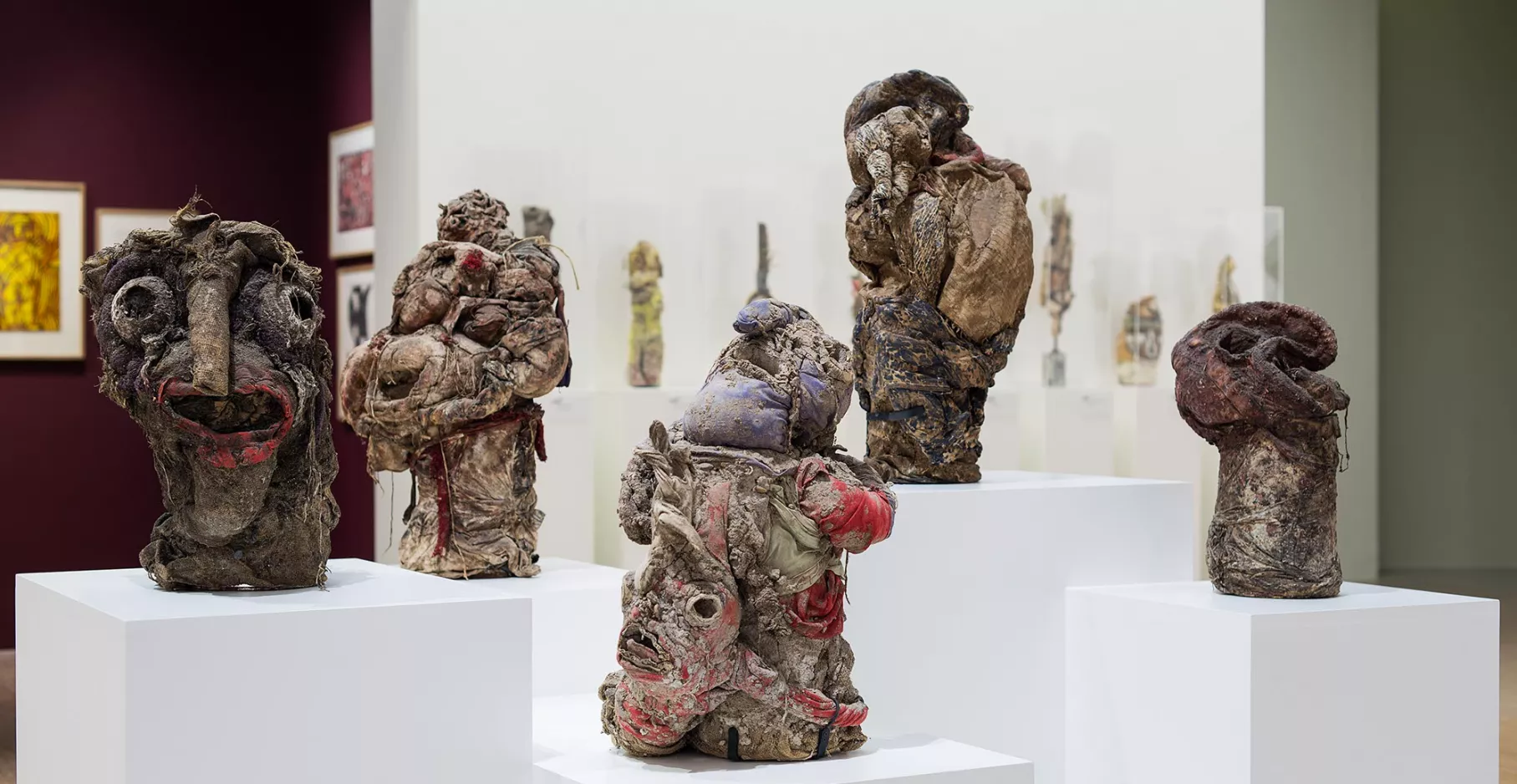 Sculptures représentant des têtes.