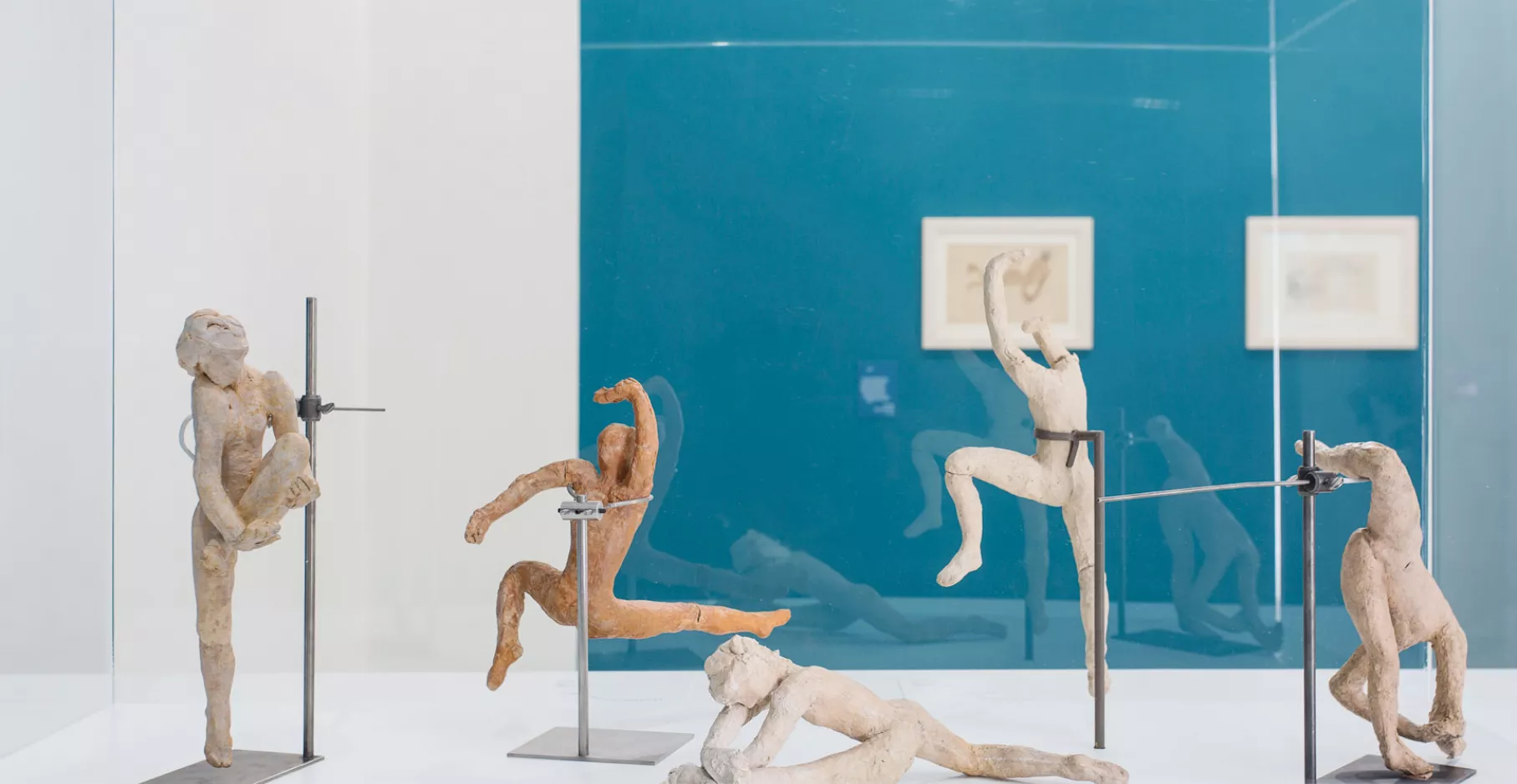 Vitrine présentant des sculptures en pierres.