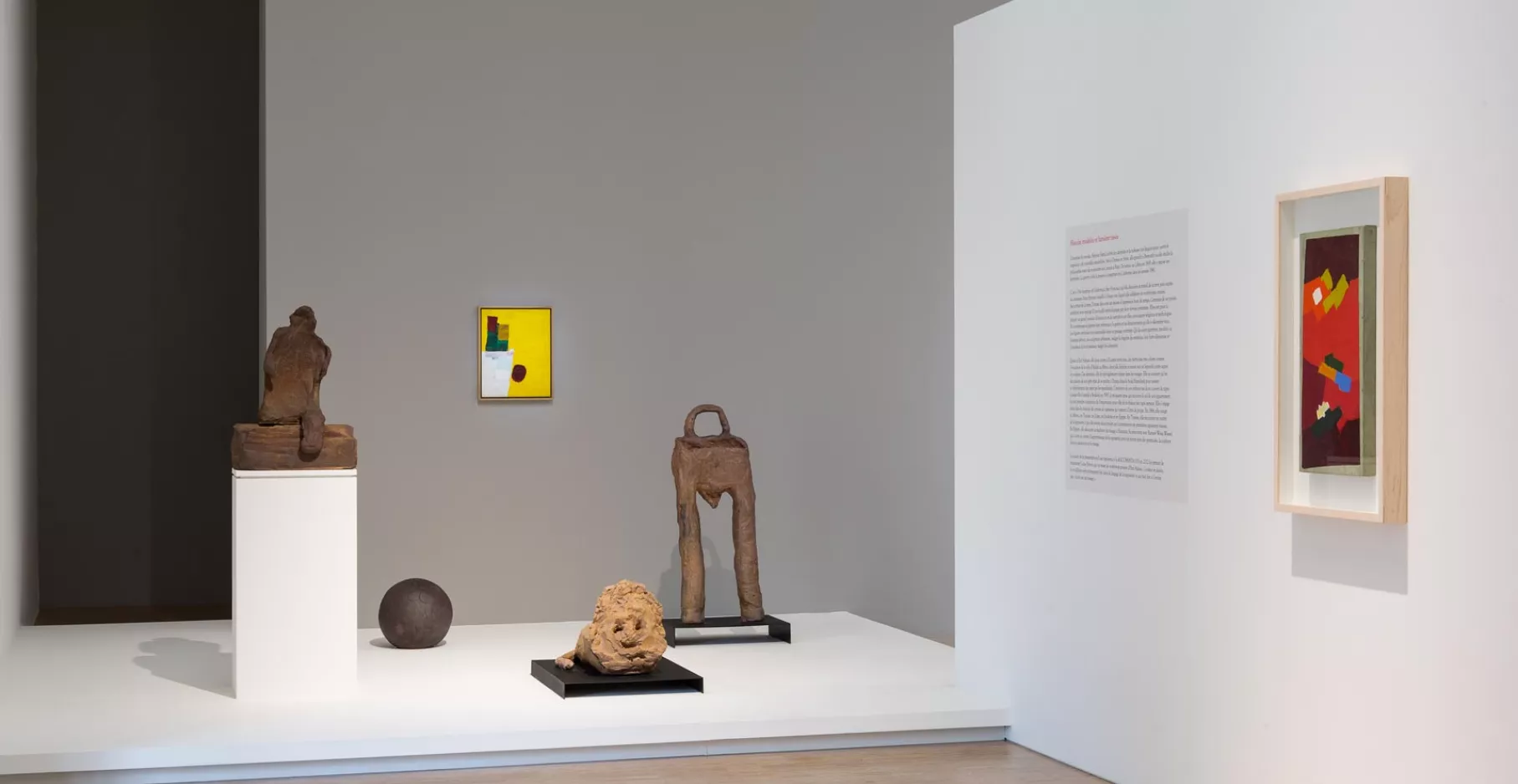 Salle d'exposition, quatre sculptures et un tableau.