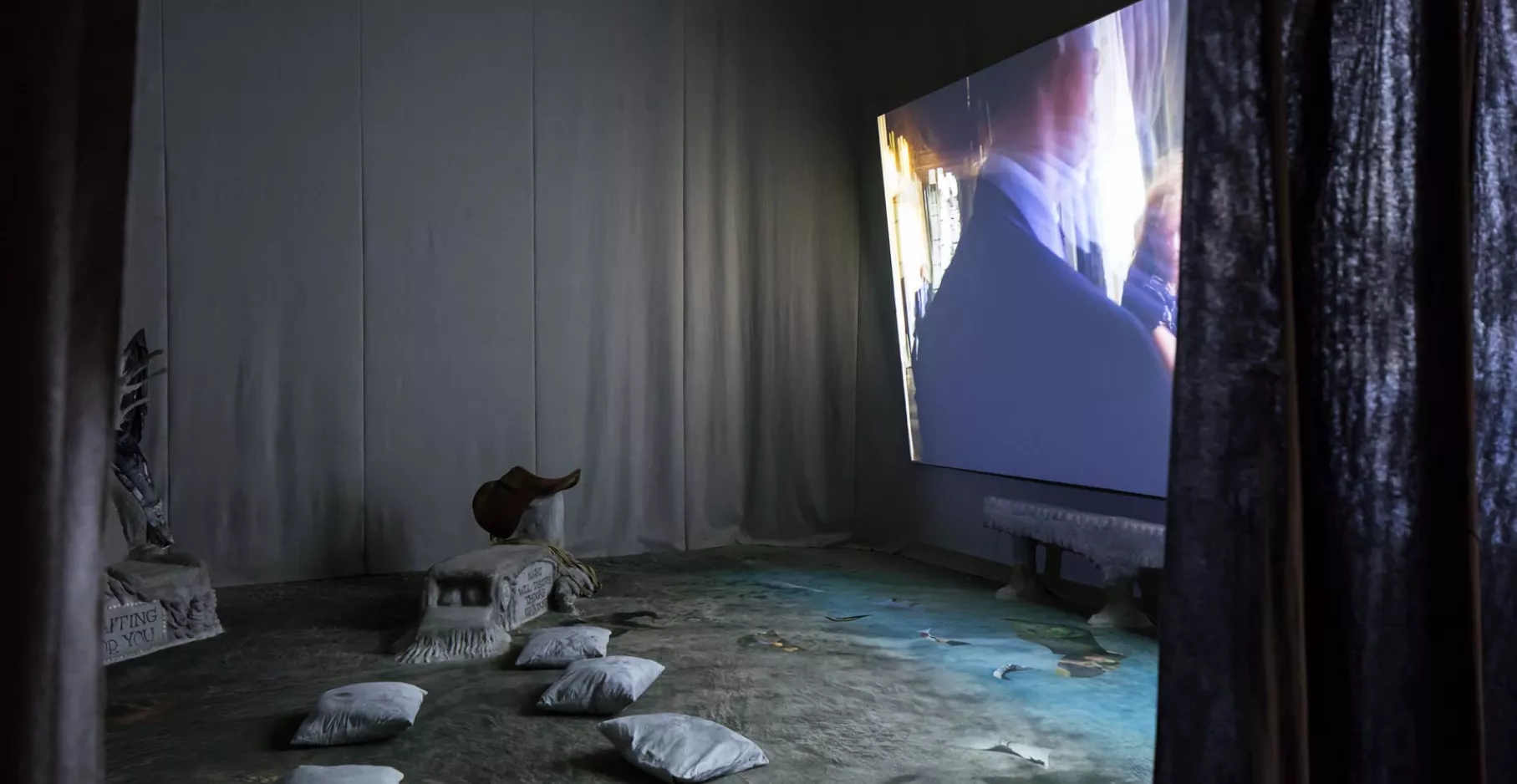 Salle de projection avec des sièges originaux sur le thèmes de la pollution, de la mer et de la vie.