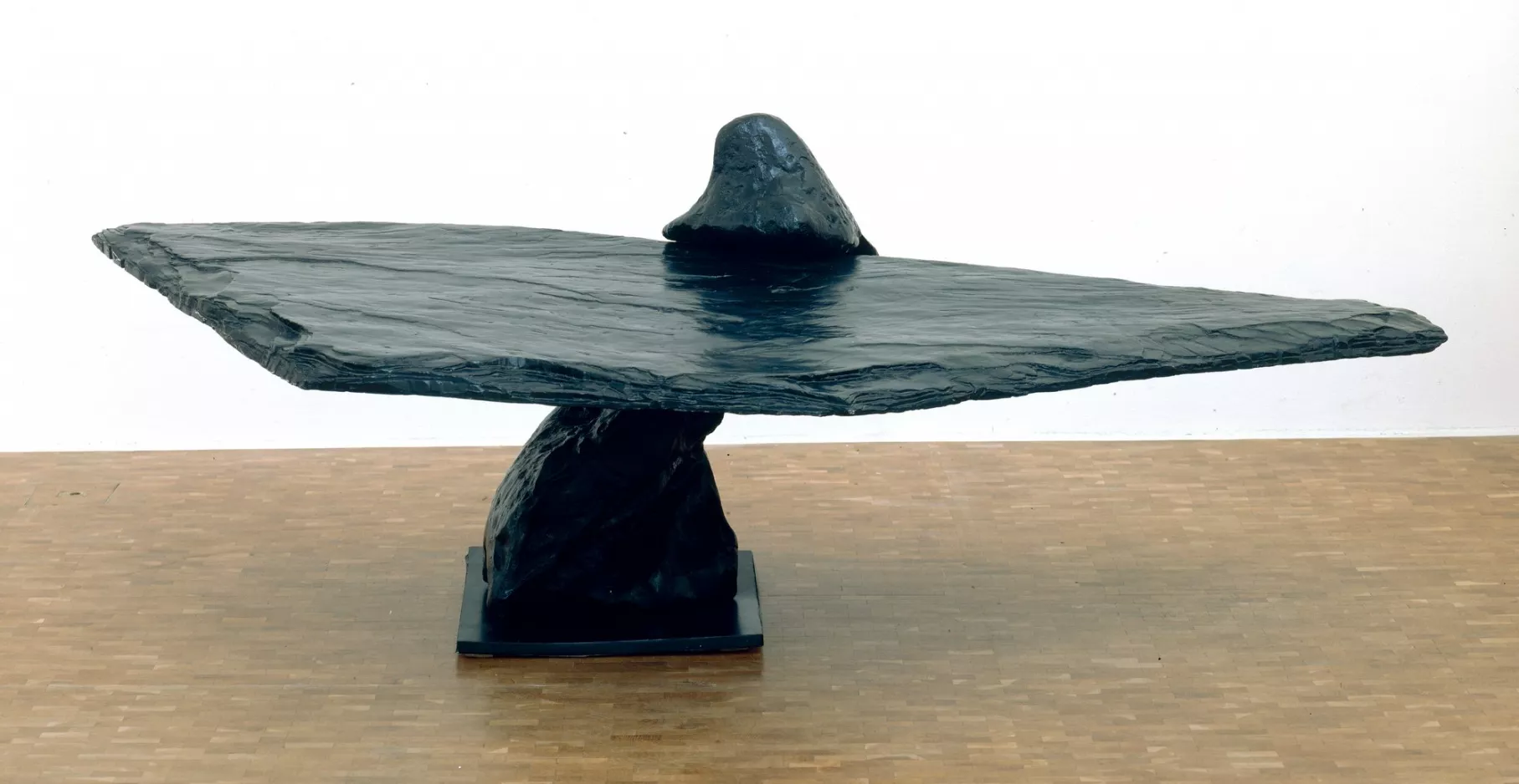Sculpture en pierre noir en forme de table.