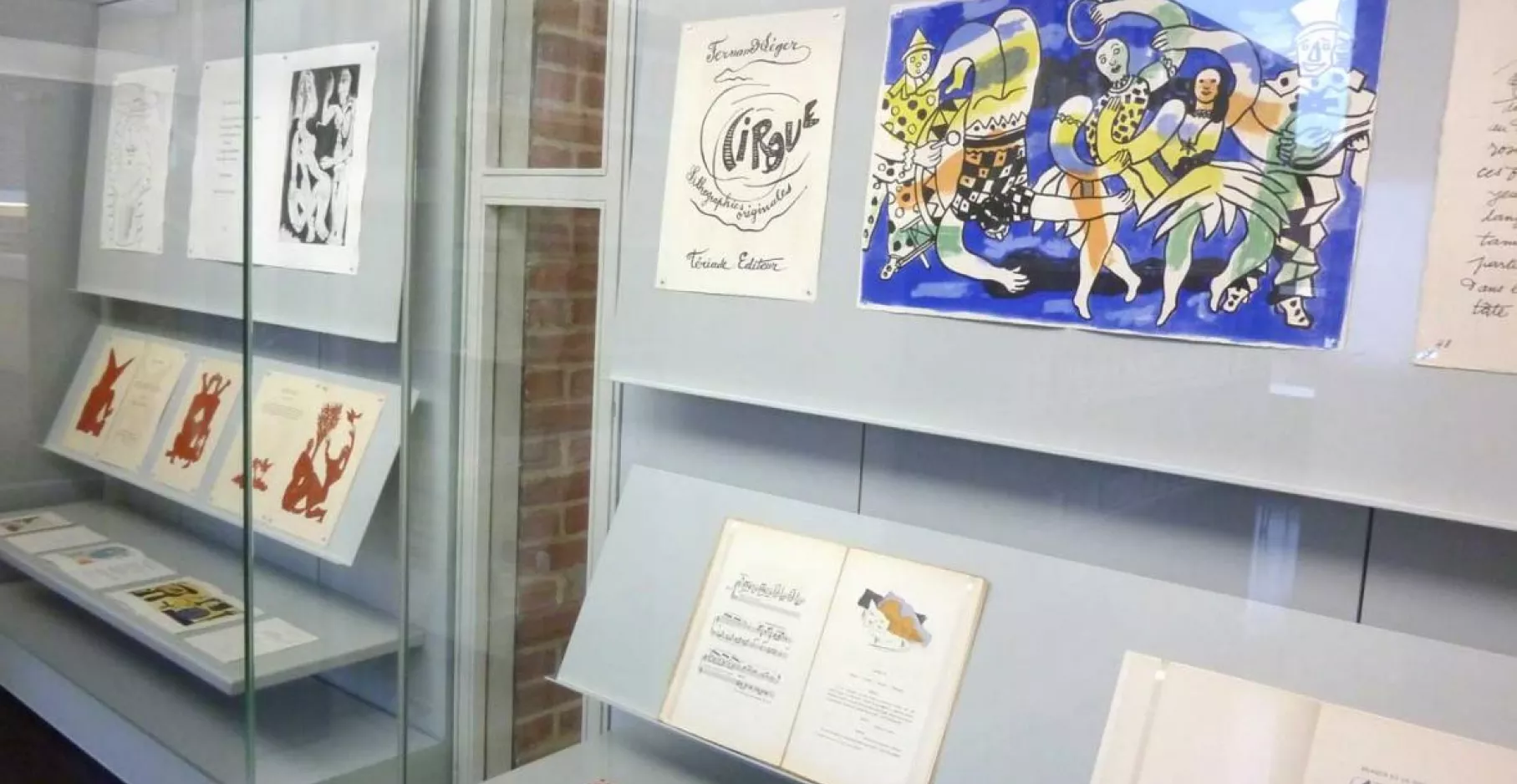 Vitrine et exposition sur le sport et le mouvement.