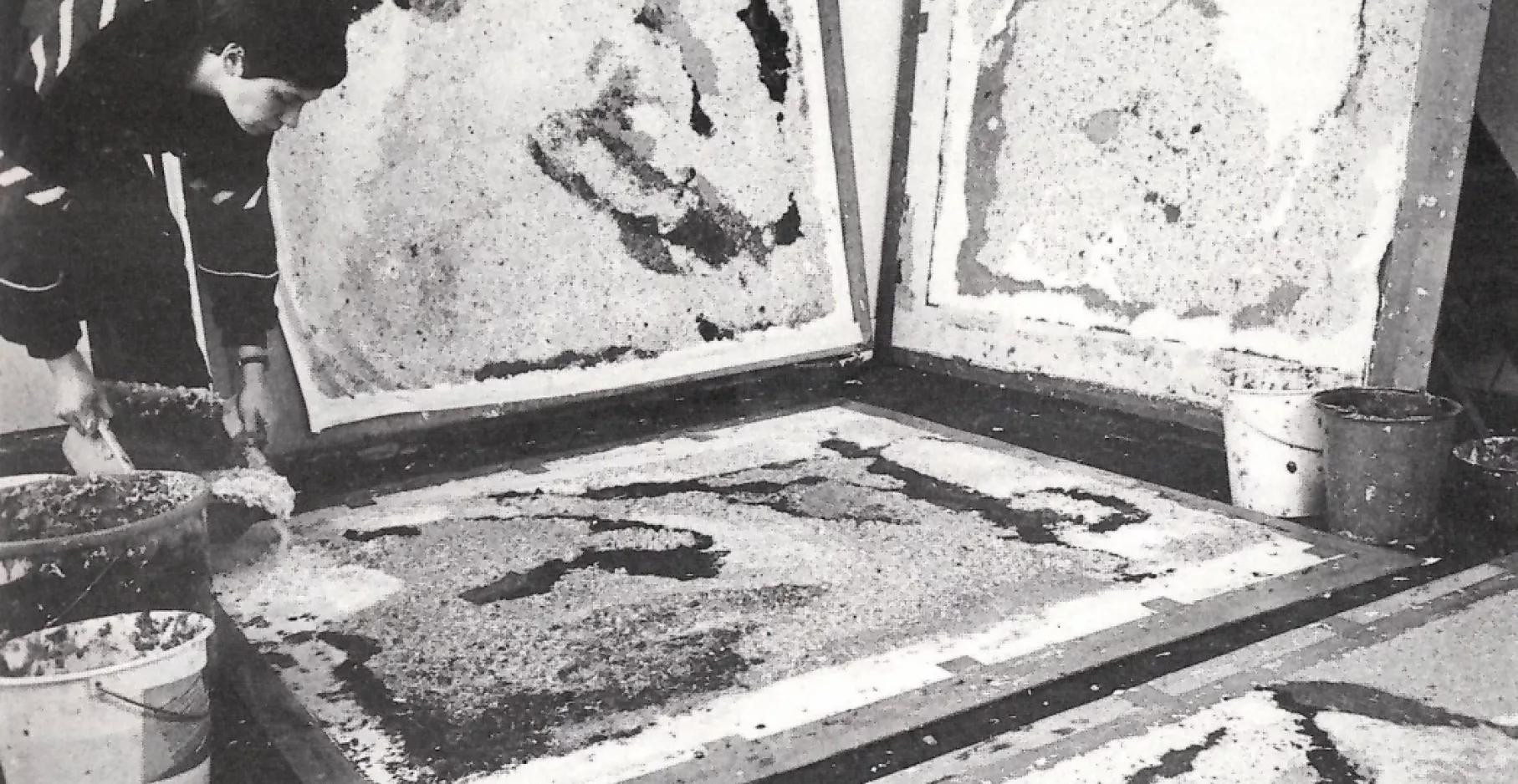 Photographie en noir et blanc de la création d'une toile.