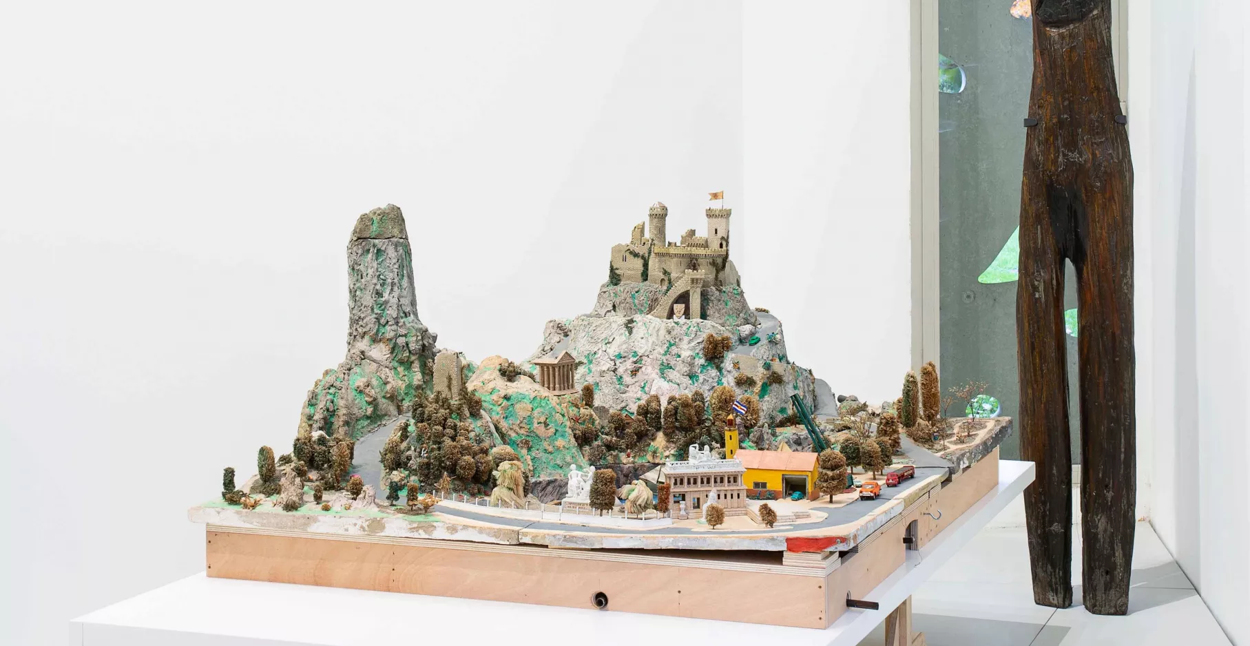 Maquette de grande taille dans une salle d'exposition.