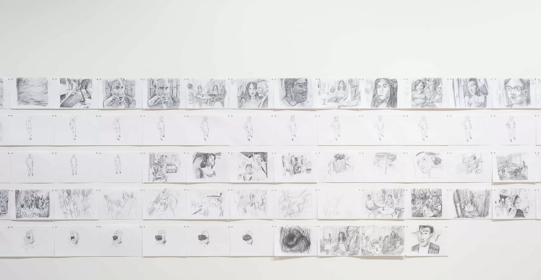 Dessins de Bourouissa accroché sur un mur d'exposition.