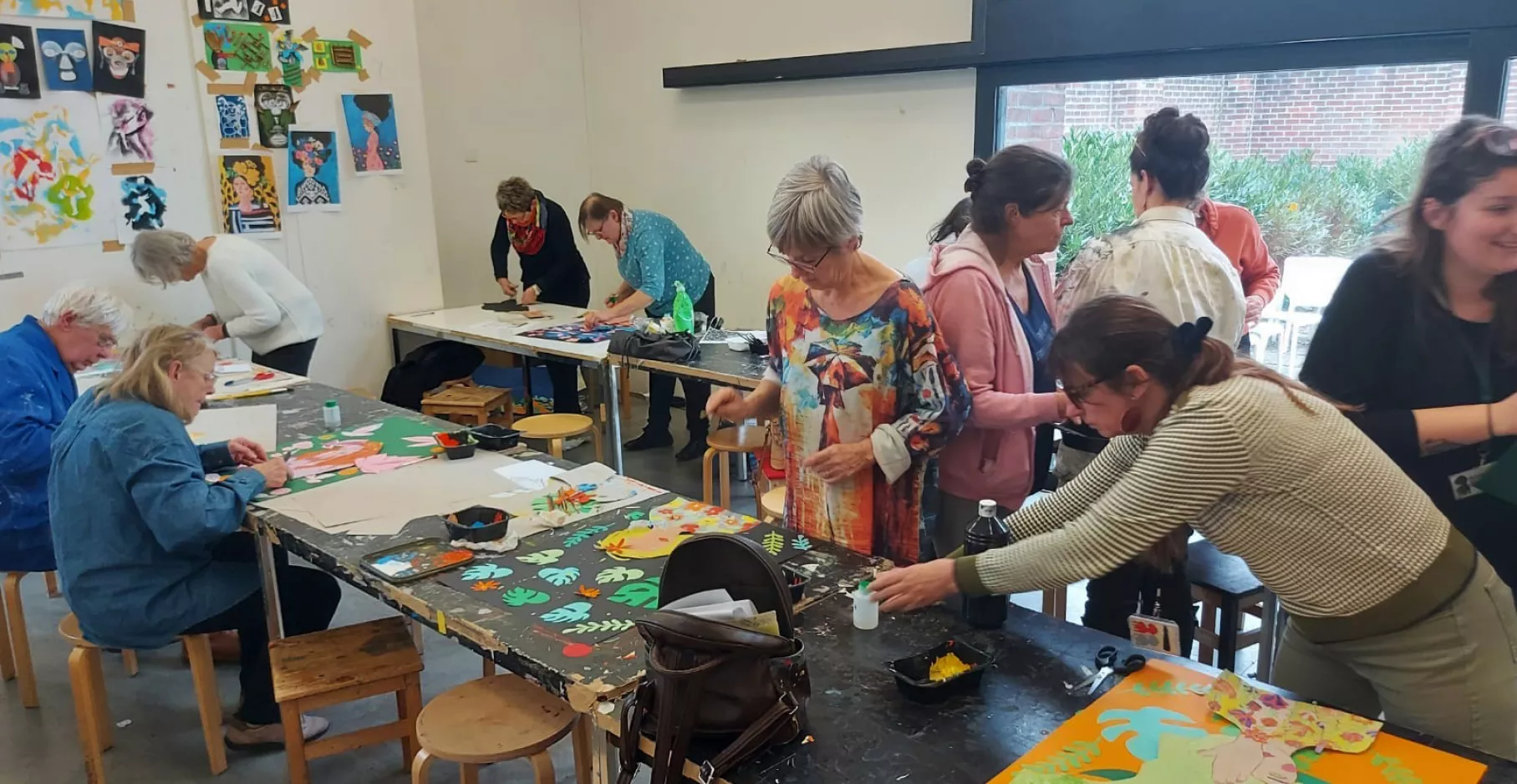 Groupe de femmes faisant du collage dans des ateliers.