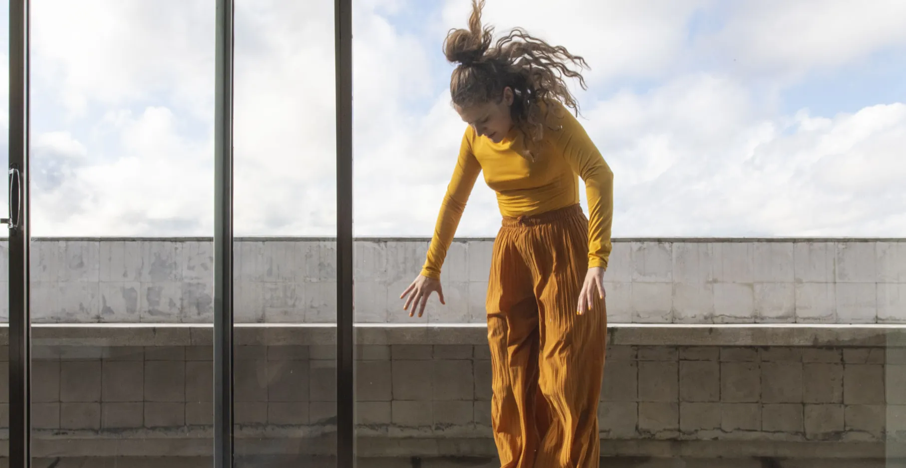 Gerard & Kelly, Clockwork, 2018. Vue de la performance : Appartement-atelier Le Corbusier, Paris. Julia Eichten. Photo: Martin Argyroglo. © Adagp Paris, 2026.