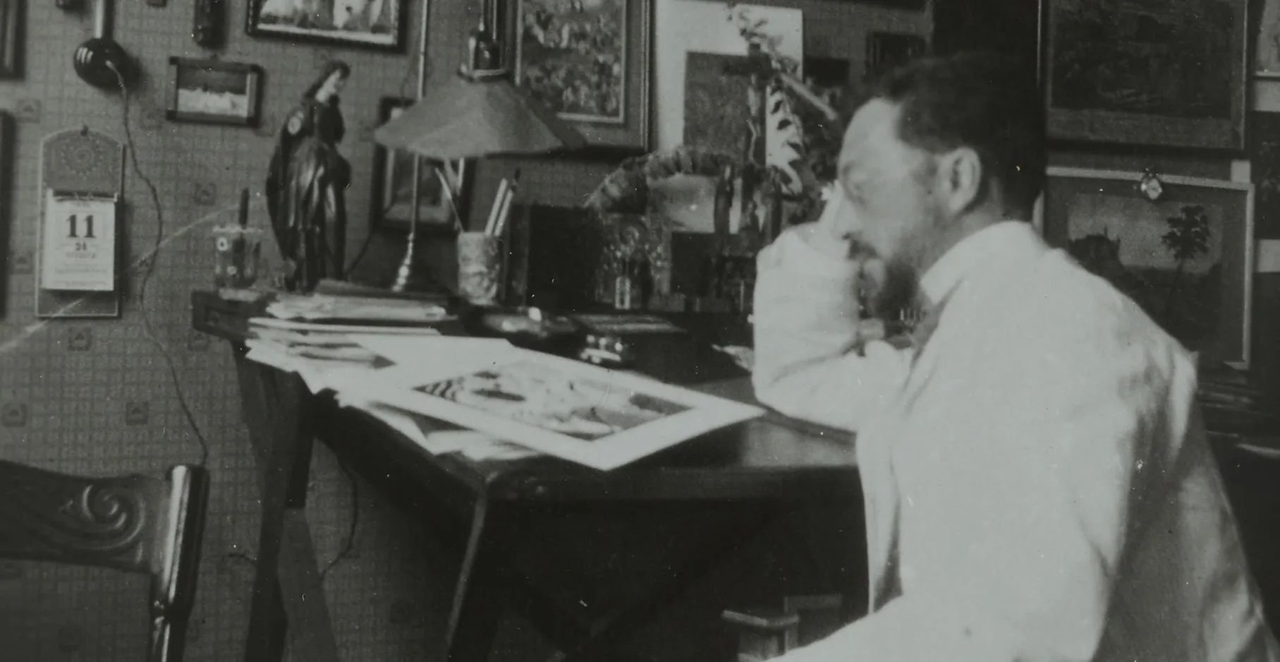 Gabrielle Münter, Vassily Kandinsky accoudé à son bureau au 36 Ainmillerstrasse à Munich1.png