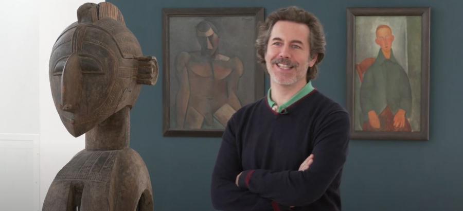 Personnel du musée dans une salle d'expo.