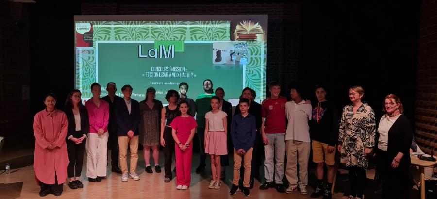 Photo de groupe des personnes participant au concours "Et si on lisait à voix haute" dans le cadre de lecture à voix haute. 