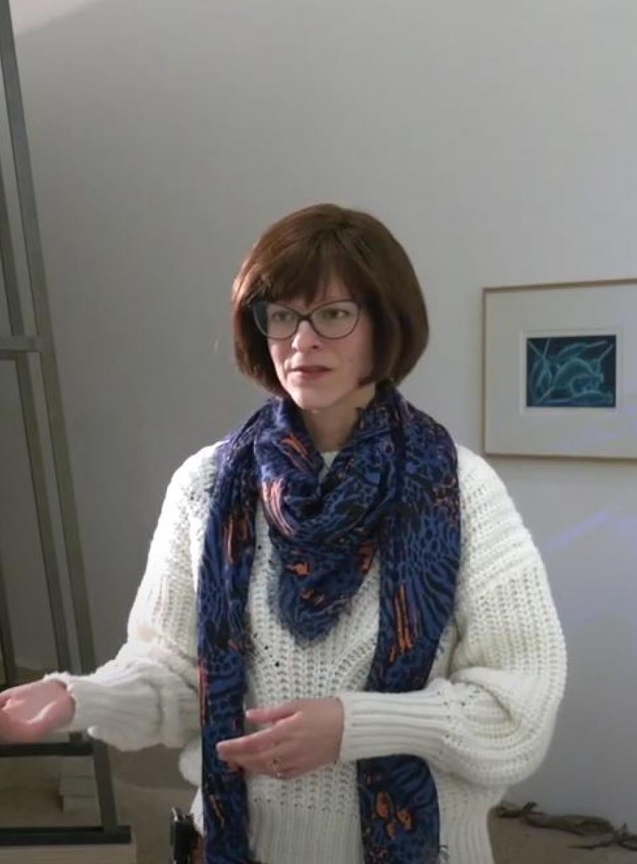 Médiation dans une salle d'exposition.