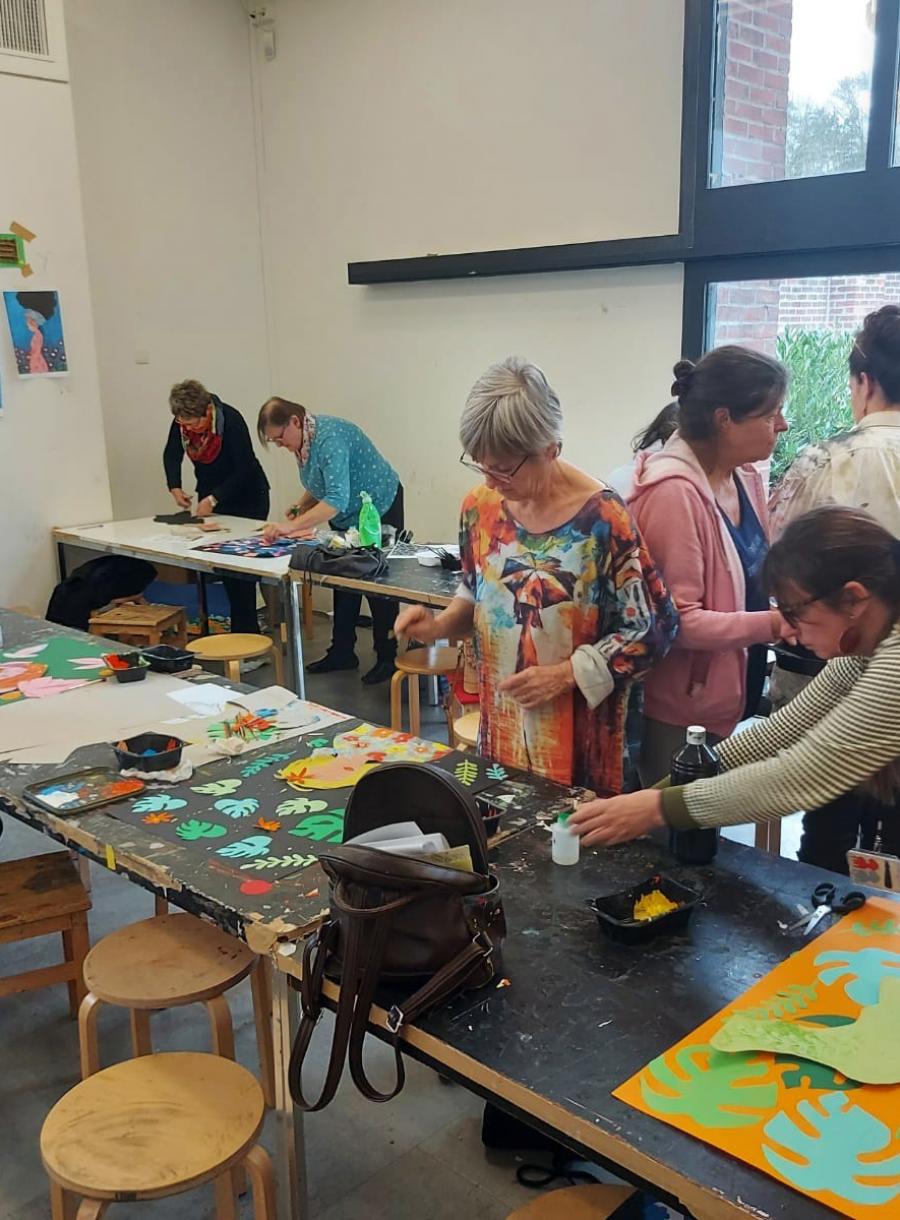 Groupe de femmes faisant du collage dans des ateliers.